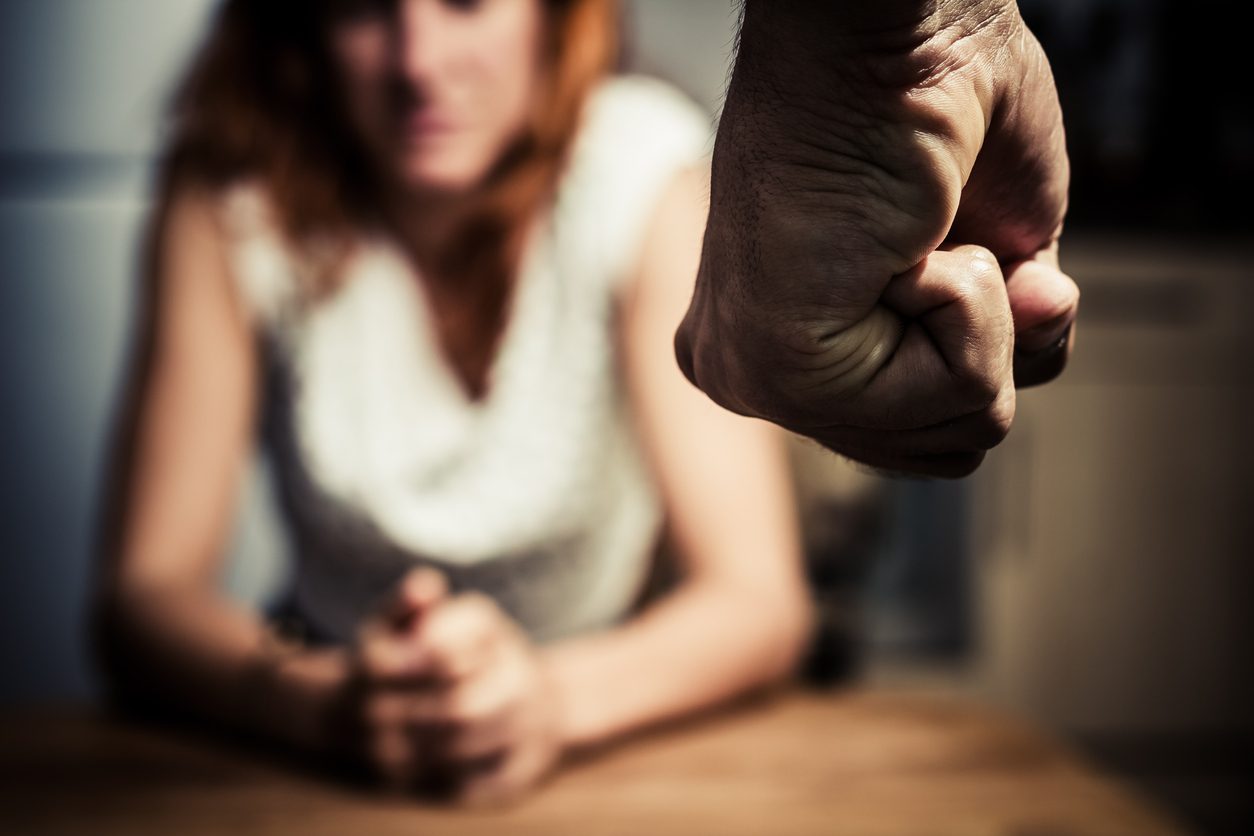 O que é um relacionamento abusivo e como identificar um? É só agressão física?